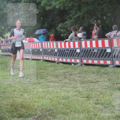 21.06.2025 - 27. Vierlanden-Triathlon KatJ http://msf.ph/oto/8031117 15.06.2025 13:39:48 Ziel 929 meine-sportfotos.de