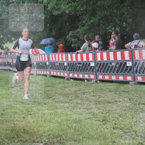 21.06.2025 - 27. Vierlanden-Triathlon KatJ http://msf.ph/oto/8031123 15.06.2025 13:39:49 Ziel 929 meine-sportfotos.de