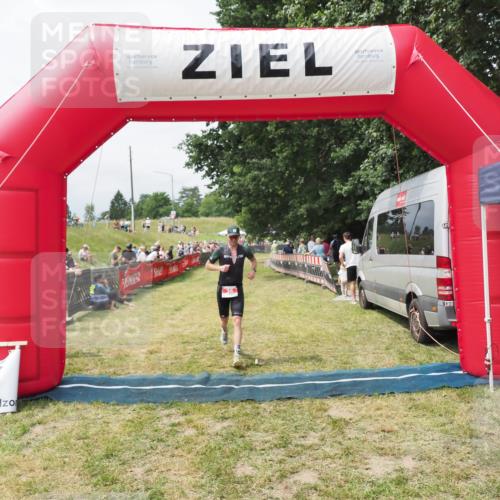21.06.2025 - 27. Vierlanden-Triathlon MichiJ http://msf.ph/oto/8031126 15.06.2026 12:42:43 Ziel 36 meine-sportfotos.de