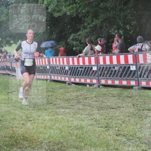 21.06.2025 - 27. Vierlanden-Triathlon KatJ http://msf.ph/oto/8031128 15.06.2025 13:39:49 Ziel 929 meine-sportfotos.de