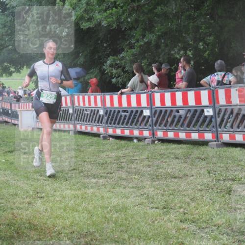 21.06.2025 - 27. Vierlanden-Triathlon KatJ http://msf.ph/oto/8031133 15.06.2025 13:39:49 Ziel 929 meine-sportfotos.de