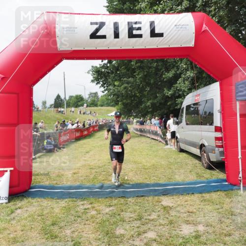 21.06.2025 - 27. Vierlanden-Triathlon MichiJ http://msf.ph/oto/8031137 15.06.2026 12:42:43 Ziel 36 meine-sportfotos.de