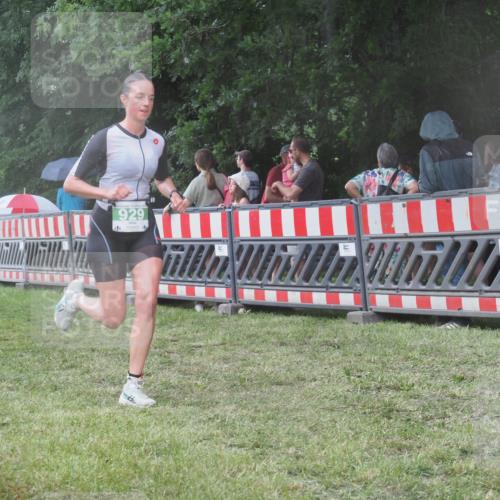 21.06.2025 - 27. Vierlanden-Triathlon KatJ http://msf.ph/oto/8031138 15.06.2025 13:39:49 Ziel 929 meine-sportfotos.de