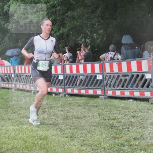 21.06.2025 - 27. Vierlanden-Triathlon KatJ http://msf.ph/oto/8031141 15.06.2025 13:39:49 Ziel 929 meine-sportfotos.de