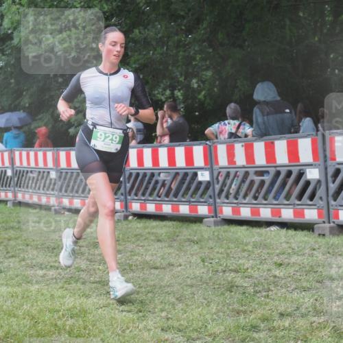 21.06.2025 - 27. Vierlanden-Triathlon KatJ http://msf.ph/oto/8031148 15.06.2025 13:39:50 Ziel 929 meine-sportfotos.de