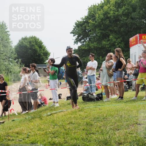 15.06.2025 - 27. Vierlanden-Triathlon KatJ http://msf.ph/oto/8031151 15.06.2025 11:09:08 Schwimmen 811, 816 meine-sportfotos.de