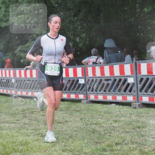 21.06.2025 - 27. Vierlanden-Triathlon KatJ http://msf.ph/oto/8031154 15.06.2025 13:39:50 Ziel 929 meine-sportfotos.de