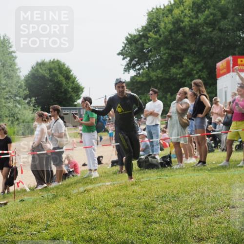 15.06.2025 - 27. Vierlanden-Triathlon KatJ http://msf.ph/oto/8031156 15.06.2025 11:09:08 Schwimmen 811, 816 meine-sportfotos.de