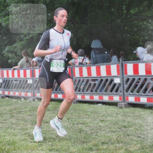21.06.2025 - 27. Vierlanden-Triathlon KatJ http://msf.ph/oto/8031160 15.06.2025 13:39:50 Ziel 929 meine-sportfotos.de