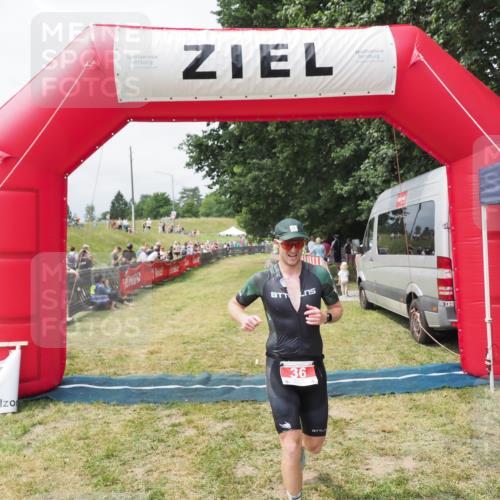 21.06.2025 - 27. Vierlanden-Triathlon MichiJ http://msf.ph/oto/8031161 15.06.2026 12:42:44 Ziel 36 meine-sportfotos.de