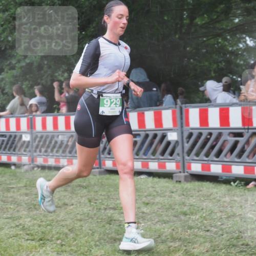 21.06.2025 - 27. Vierlanden-Triathlon KatJ http://msf.ph/oto/8031165 15.06.2025 13:39:50 Ziel 929 meine-sportfotos.de