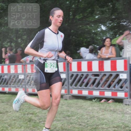 21.06.2025 - 27. Vierlanden-Triathlon KatJ http://msf.ph/oto/8031171 15.06.2025 13:39:50 Ziel 929 meine-sportfotos.de