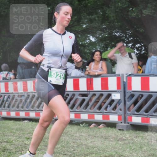 21.06.2025 - 27. Vierlanden-Triathlon KatJ http://msf.ph/oto/8031176 15.06.2025 13:39:50 Ziel 929 meine-sportfotos.de