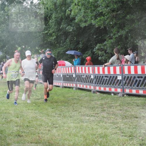 21.06.2025 - 27. Vierlanden-Triathlon KatJ http://msf.ph/oto/8031183 15.06.2025 13:40:07 Ziel 879, 950 meine-sportfotos.de