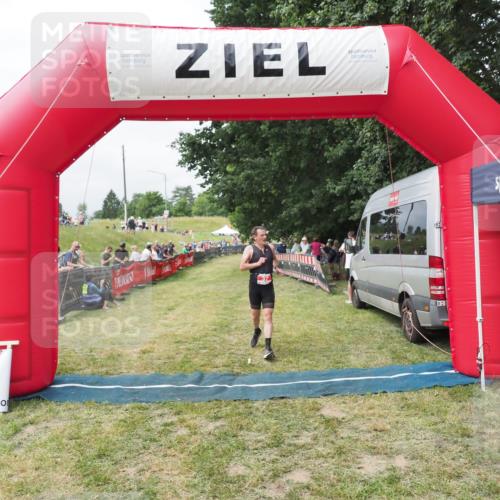 21.06.2025 - 27. Vierlanden-Triathlon MichiJ http://msf.ph/oto/8031185 15.06.2026 12:43:13 Ziel 37 meine-sportfotos.de