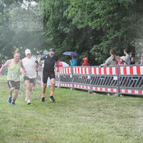 21.06.2025 - 27. Vierlanden-Triathlon KatJ http://msf.ph/oto/8031188 15.06.2025 13:40:08 Ziel 879, 950 meine-sportfotos.de