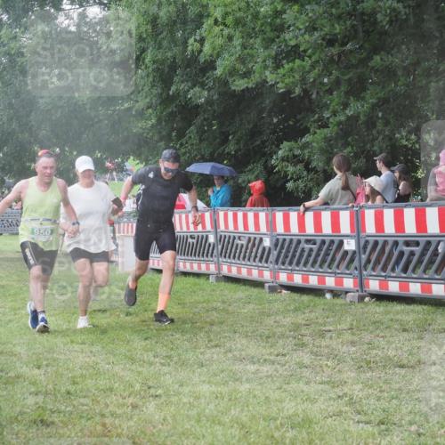 21.06.2025 - 27. Vierlanden-Triathlon KatJ http://msf.ph/oto/8031192 15.06.2025 13:40:08 Ziel 879, 950 meine-sportfotos.de