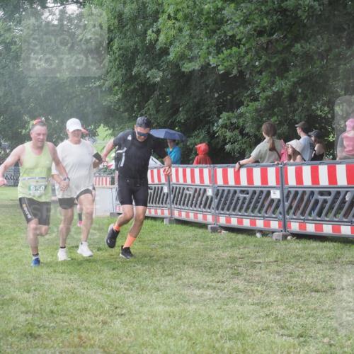 21.06.2025 - 27. Vierlanden-Triathlon KatJ http://msf.ph/oto/8031196 15.06.2025 13:40:08 Ziel 879, 950 meine-sportfotos.de
