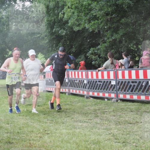 21.06.2025 - 27. Vierlanden-Triathlon KatJ http://msf.ph/oto/8031199 15.06.2025 13:40:08 Ziel 879, 950 meine-sportfotos.de