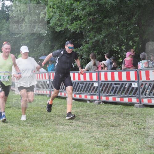 21.06.2025 - 27. Vierlanden-Triathlon KatJ http://msf.ph/oto/8031204 15.06.2025 13:40:08 Ziel 879, 950 meine-sportfotos.de