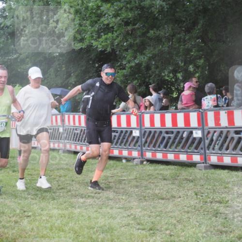 21.06.2025 - 27. Vierlanden-Triathlon KatJ http://msf.ph/oto/8031206 15.06.2025 13:40:08 Ziel 879, 950 meine-sportfotos.de