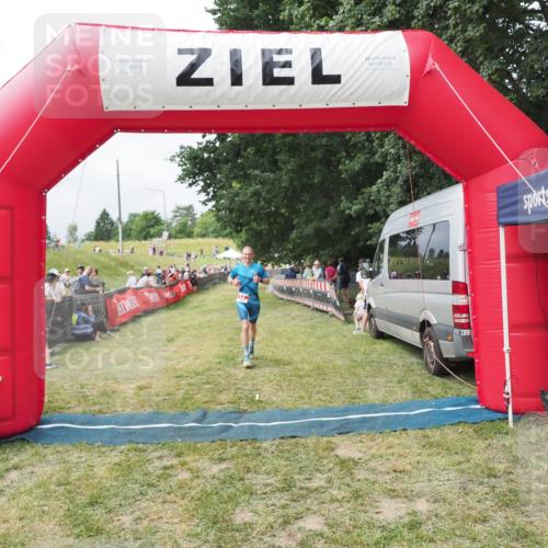 21.06.2025 - 27. Vierlanden-Triathlon MichiJ http://msf.ph/oto/8031238 15.06.2026 12:44:07 Ziel 14 meine-sportfotos.de