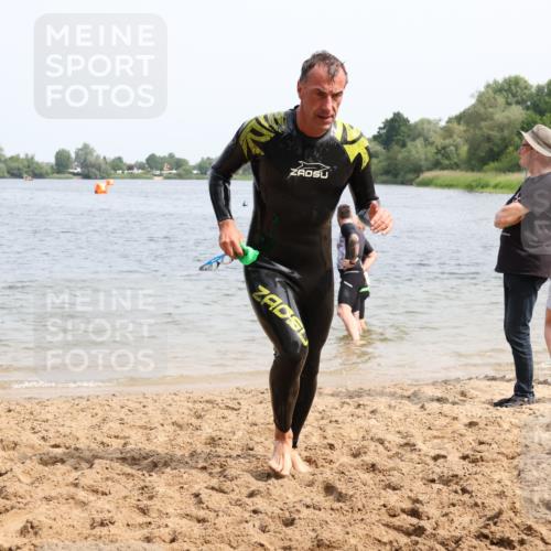 15.06.2025 - 27. Vierlanden-Triathlon Lena Gebhardt http://msf.ph/oto/8031250 15.06.2025 11:09:55 Schwimmen 745, 784, 786 meine-sportfotos.de