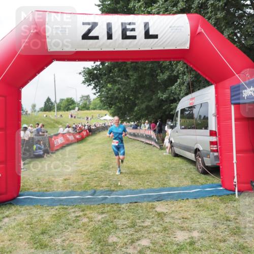 21.06.2025 - 27. Vierlanden-Triathlon MichiJ http://msf.ph/oto/8031251 15.06.2026 12:44:08 Ziel 14 meine-sportfotos.de