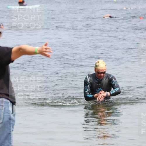 15.06.2025 - 27. Vierlanden-Triathlon Lena Gebhardt http://msf.ph/oto/8031263 15.06.2025 11:09:59 Schwimmen 745, 784, 786 meine-sportfotos.de