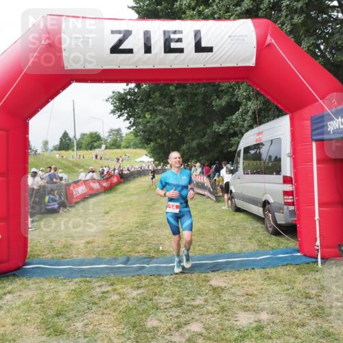 21.06.2025 - 27. Vierlanden-Triathlon MichiJ http://msf.ph/oto/8031293 15.06.2026 12:44:08 Ziel 14 meine-sportfotos.de