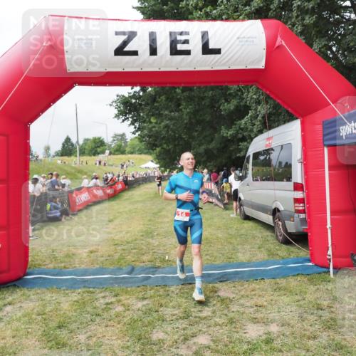 21.06.2025 - 27. Vierlanden-Triathlon MichiJ http://msf.ph/oto/8031299 15.06.2026 12:44:09 Ziel 14 meine-sportfotos.de