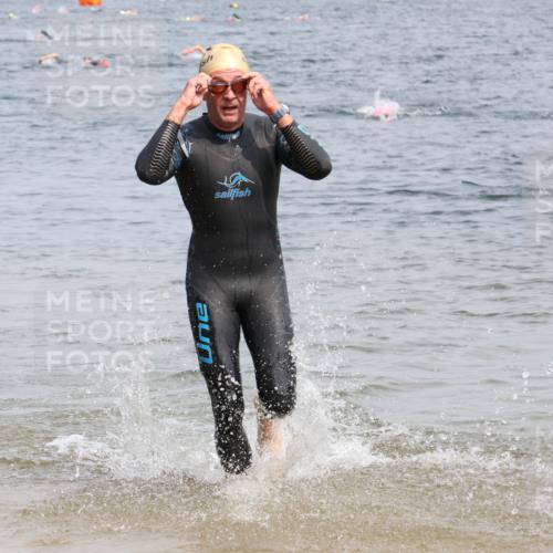 15.06.2025 - 27. Vierlanden-Triathlon Lena Gebhardt http://msf.ph/oto/8031301 15.06.2025 11:10:06 Schwimmen 789 meine-sportfotos.de