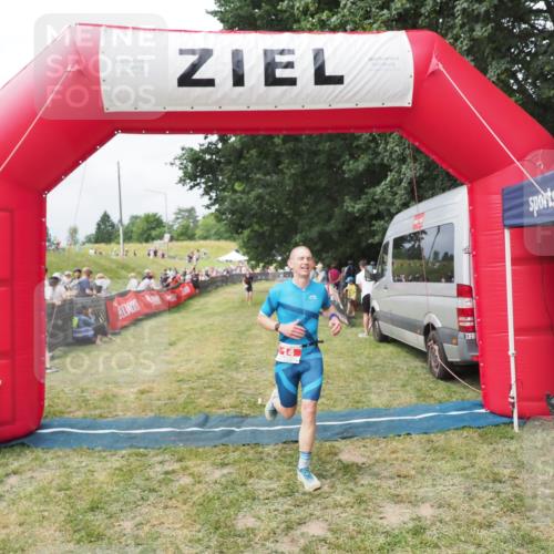 21.06.2025 - 27. Vierlanden-Triathlon MichiJ http://msf.ph/oto/8031306 15.06.2026 12:44:09 Ziel 14 meine-sportfotos.de