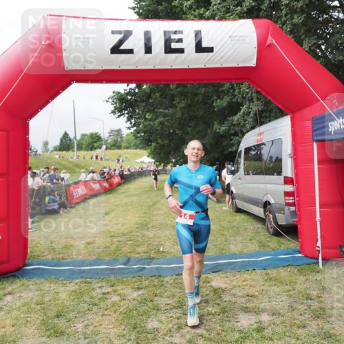 21.06.2025 - 27. Vierlanden-Triathlon MichiJ http://msf.ph/oto/8031318 15.06.2026 12:44:09 Ziel 14 meine-sportfotos.de