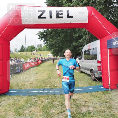 21.06.2025 - 27. Vierlanden-Triathlon MichiJ http://msf.ph/oto/8031324 15.06.2026 12:44:09 Ziel 14 meine-sportfotos.de