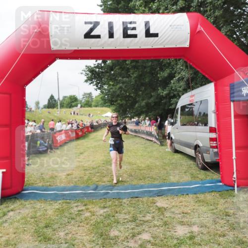 21.06.2025 - 27. Vierlanden-Triathlon MichiJ http://msf.ph/oto/8031334 15.06.2026 12:44:15 Ziel 14, 978 meine-sportfotos.de