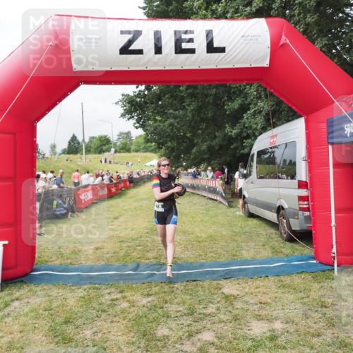 21.06.2025 - 27. Vierlanden-Triathlon MichiJ http://msf.ph/oto/8031356 15.06.2026 12:44:15 Ziel 14, 978 meine-sportfotos.de
