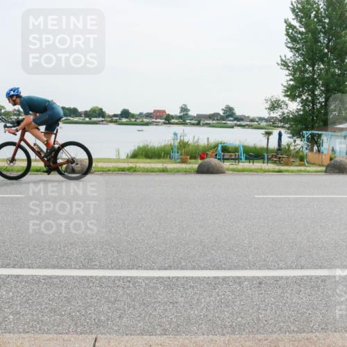 15.06.2025 - 27. Vierlanden-Triathlon H.Heesch http://msf.ph/oto/8031357 15.06.2025 10:35:44 Radfahren 21, 106, 127, 134, 199, 239 meine-sportfotos.de