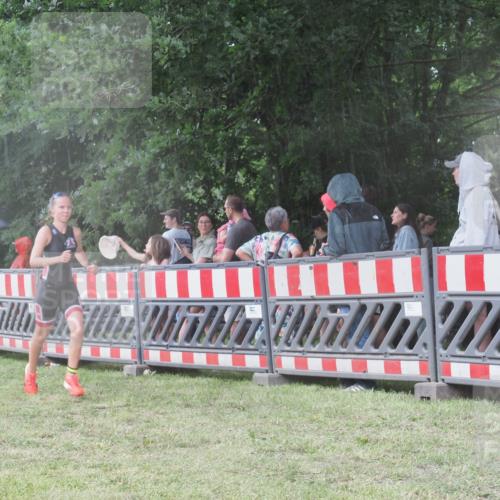 21.06.2025 - 27. Vierlanden-Triathlon KatJ http://msf.ph/oto/8031368 15.06.2025 13:40:27 Ziel 904, 1089 meine-sportfotos.de
