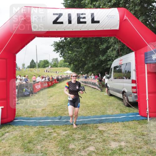21.06.2025 - 27. Vierlanden-Triathlon MichiJ http://msf.ph/oto/8031371 15.06.2026 12:44:16 Ziel 978 meine-sportfotos.de