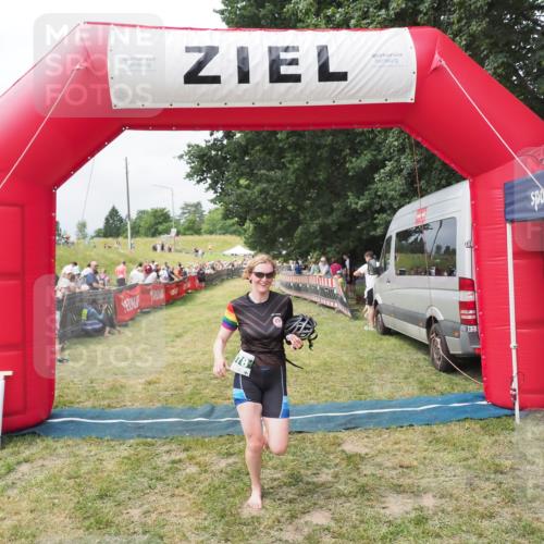 21.06.2025 - 27. Vierlanden-Triathlon MichiJ http://msf.ph/oto/8031391 15.06.2026 12:44:16 Ziel 978 meine-sportfotos.de