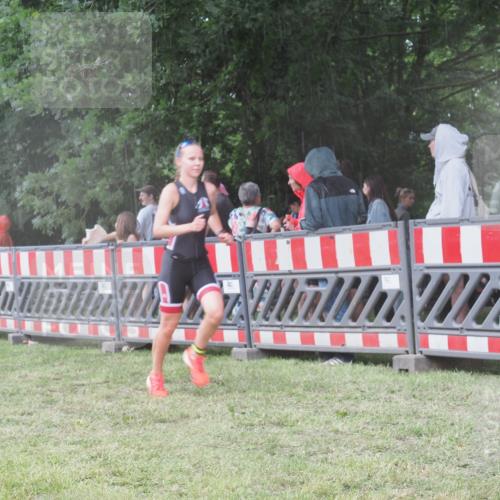 21.06.2025 - 27. Vierlanden-Triathlon KatJ http://msf.ph/oto/8031403 15.06.2025 13:40:28 Ziel 904, 1089 meine-sportfotos.de