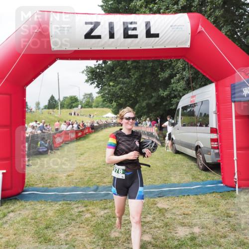 21.06.2025 - 27. Vierlanden-Triathlon MichiJ http://msf.ph/oto/8031405 15.06.2026 12:44:16 Ziel 978 meine-sportfotos.de