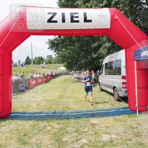 21.06.2025 - 27. Vierlanden-Triathlon MichiJ http://msf.ph/oto/8031411 15.06.2026 12:44:43 Ziel 980 meine-sportfotos.de