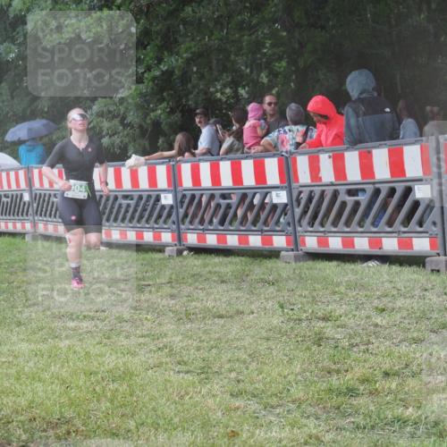21.06.2025 - 27. Vierlanden-Triathlon KatJ http://msf.ph/oto/8031415 15.06.2025 13:40:30 Ziel 904 meine-sportfotos.de