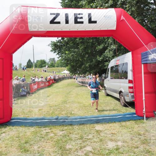 21.06.2025 - 27. Vierlanden-Triathlon MichiJ http://msf.ph/oto/8031416 15.06.2026 12:44:43 Ziel 980 meine-sportfotos.de
