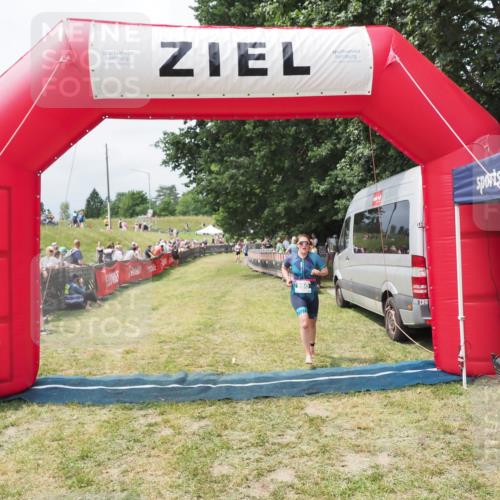 21.06.2025 - 27. Vierlanden-Triathlon MichiJ http://msf.ph/oto/8031419 15.06.2026 12:44:43 Ziel 980 meine-sportfotos.de