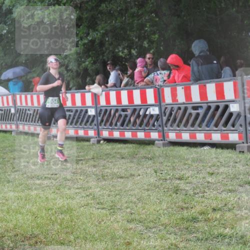 21.06.2025 - 27. Vierlanden-Triathlon KatJ http://msf.ph/oto/8031422 15.06.2025 13:40:30 Ziel 904 meine-sportfotos.de