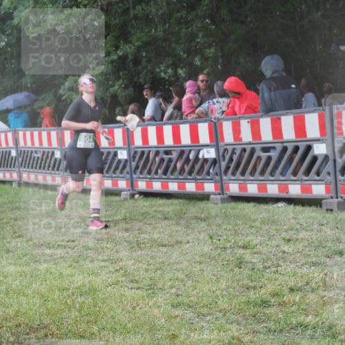 21.06.2025 - 27. Vierlanden-Triathlon KatJ http://msf.ph/oto/8031429 15.06.2025 13:40:30 Ziel 904 meine-sportfotos.de