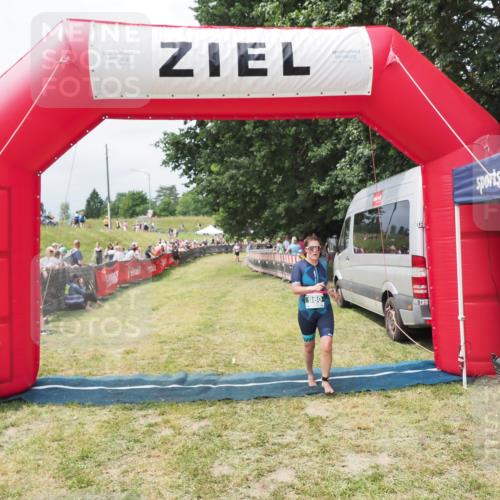 21.06.2025 - 27. Vierlanden-Triathlon MichiJ http://msf.ph/oto/8031434 15.06.2026 12:44:43 Ziel 980 meine-sportfotos.de
